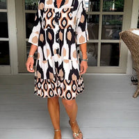 CharmDot | De jurk past zich moeiteloos aan elke gelegenheid aan en belichaamt veelzijdigheid en stijl