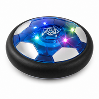 LED hover voetbal voor binnen met blauw transparant voetbaldesign, kleurrijke verlichting en zachte zwarte stootrand op witte achtergrond