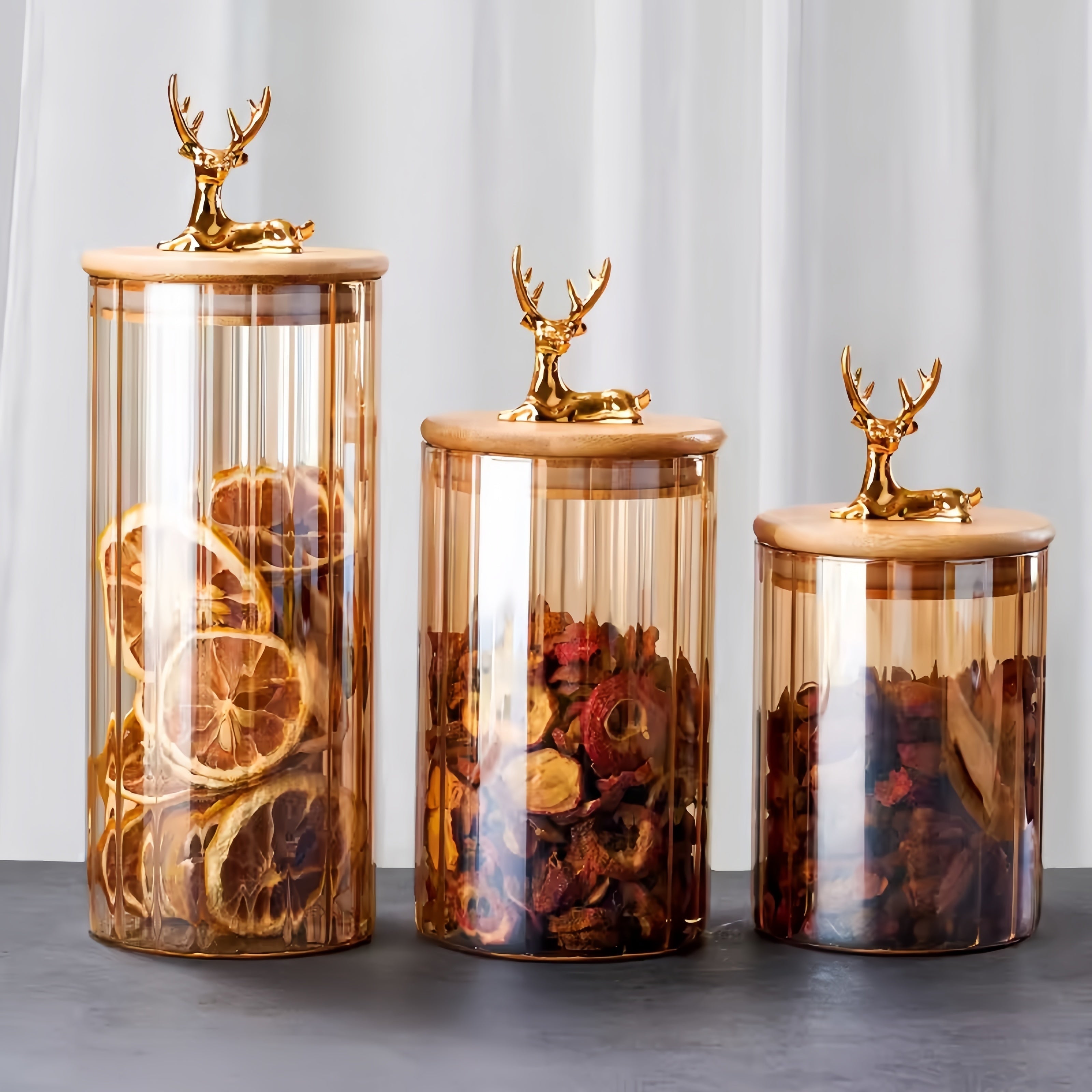 Elowen Stag Amber Afwerking Glazen Potten Set Van Drie Met Gouden Deksel