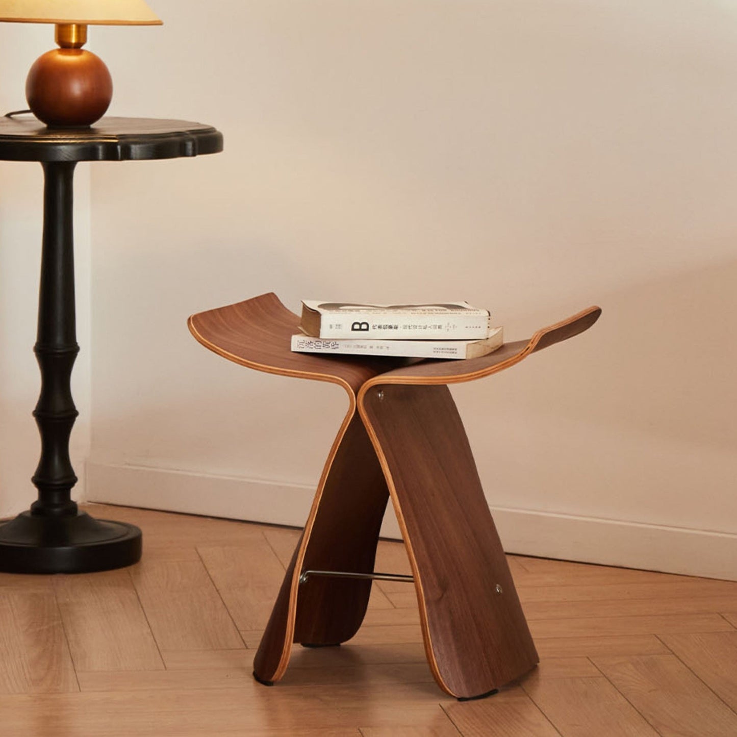 Elegante Vlinderkruk – Tijdloos Ontwerp voor Woonkamer en Entree