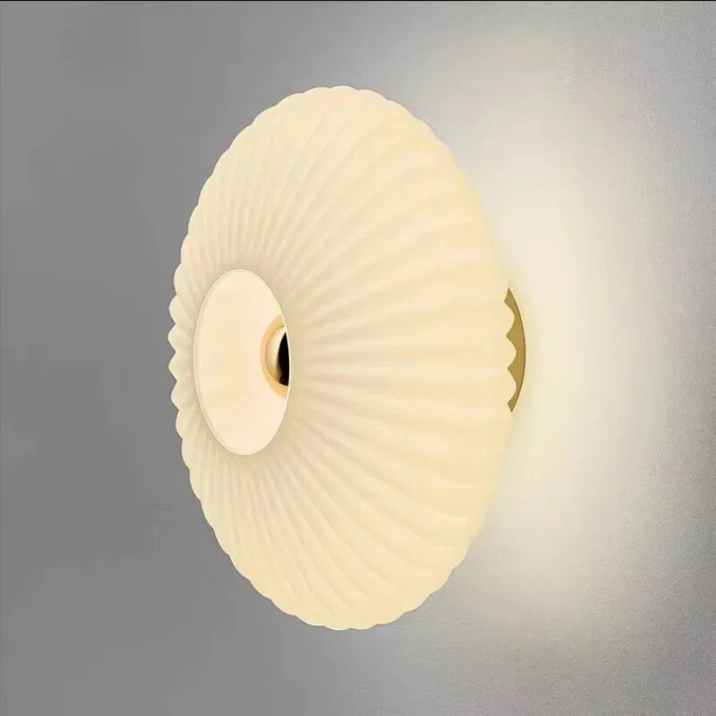 AuraFlow – Moderne glazen wandlamp met golvende lampenkap