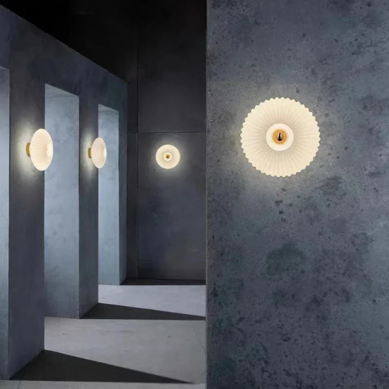 AuraFlow – Moderne glazen wandlamp met golvende lampenkap
