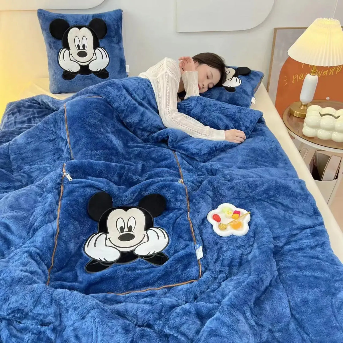 CozyNest – Deken met Kussen 2-in-1 Plucheontwerp – voor Thuis & Reizen