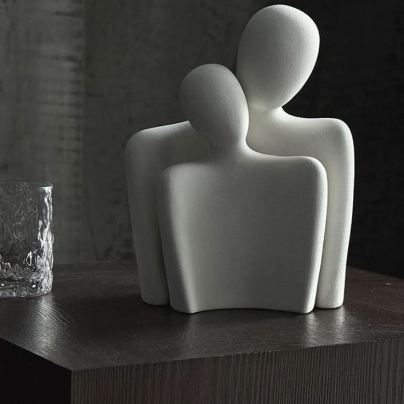 Moderne sculptuur die verbinding en tederheid symboliseert