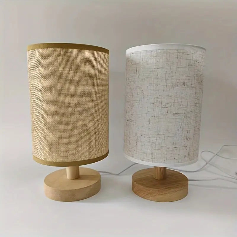 Stijlvolle Tafellamp met Houten Basis en Stoffen Kap voor een Gezellige Sfeer
