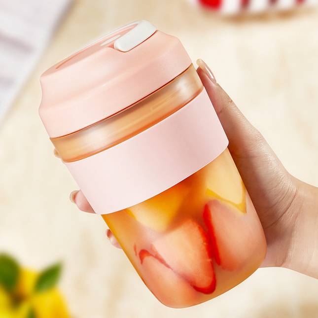 Blend Pro draagbare blender | Smoothies onderweg, compact en efficiënt Perfect om altijd en overal shakes en sappen te blenden.