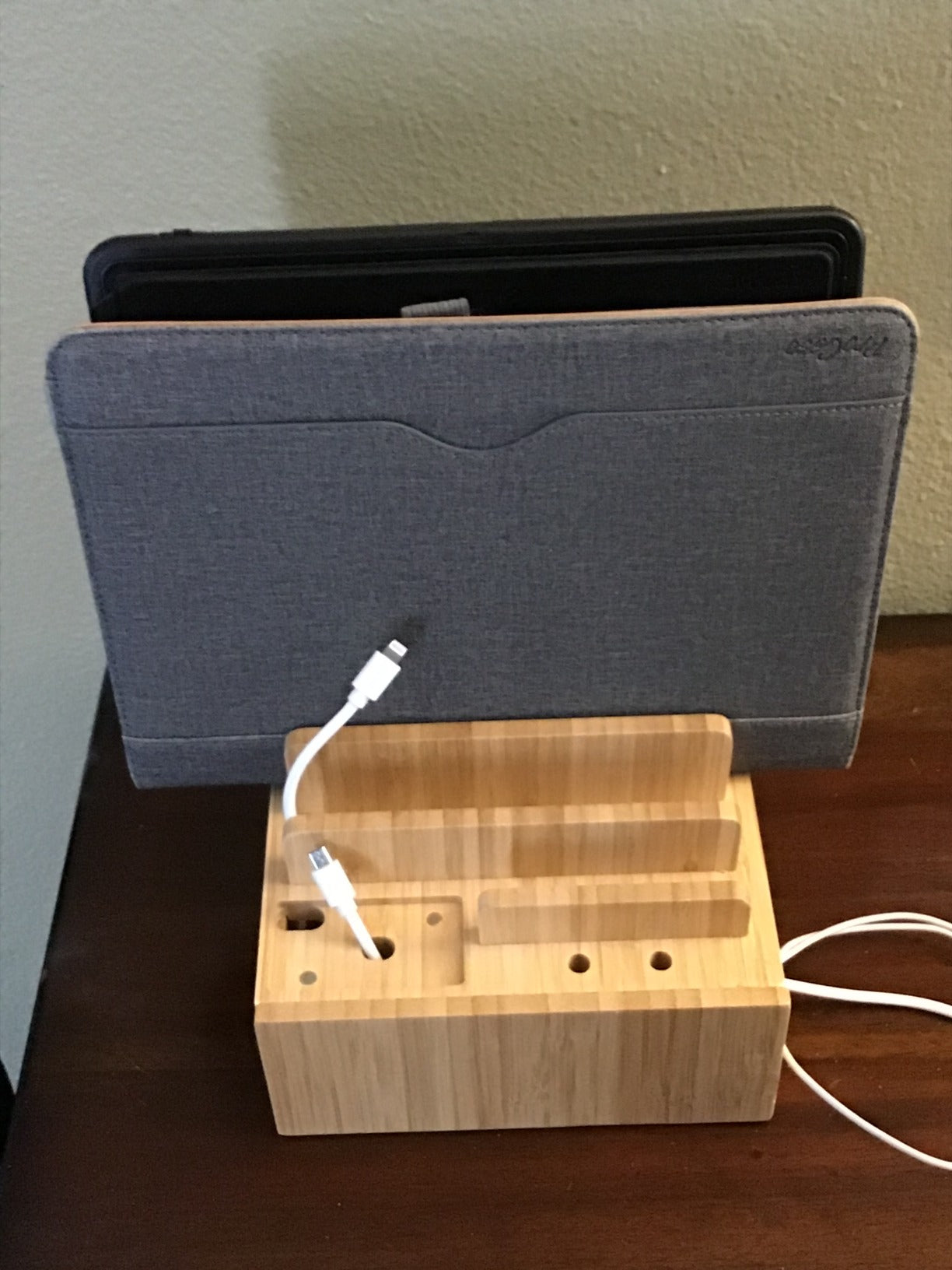 Tekavo ChargeDock Oplaadstation van Bamboe | 5-Poorts USB & Organizer | Voor Smartphone, Tablet & Smartwatch | Inclusief Kabelset