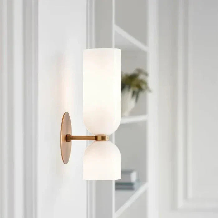 Elegante wandlamp met rookglas en gouden afwerking – dubbele lichtbron