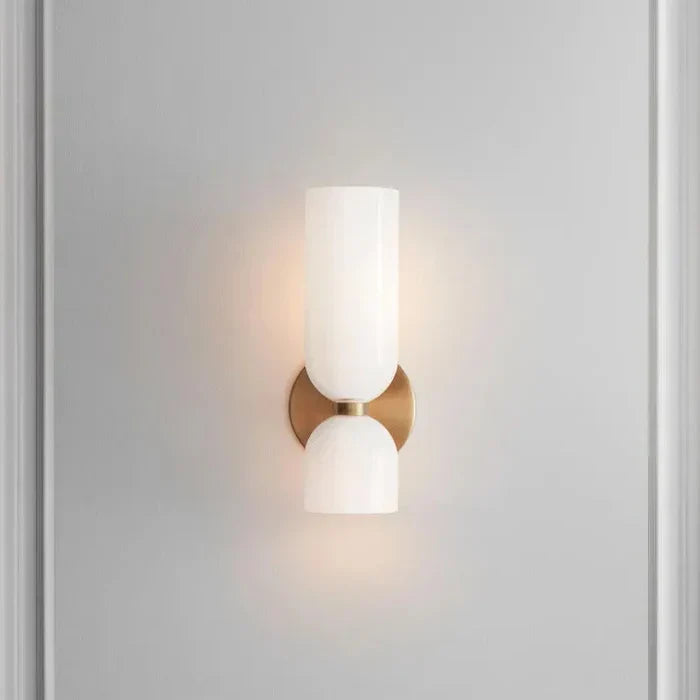 Elegante wandlamp met rookglas en gouden afwerking – dubbele lichtbron