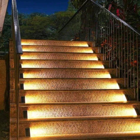 Set van zonne-LED-lampen voor het verlichten van trappen en tuinen