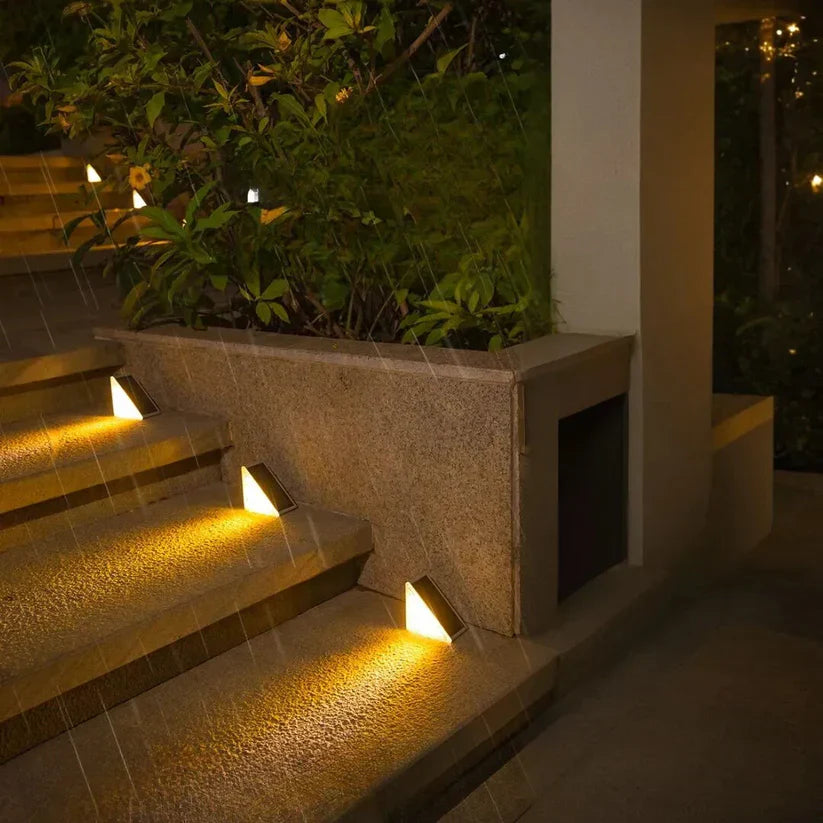 Set van zonne-LED-lampen voor het verlichten van trappen en tuinen