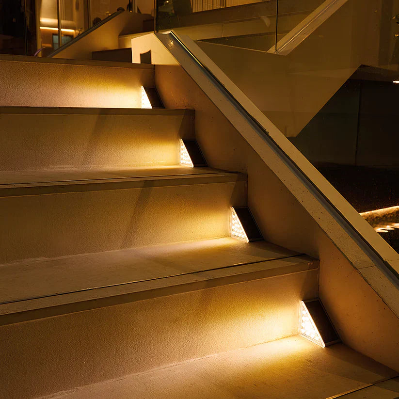 Set van zonne-LED-lampen voor het verlichten van trappen en tuinen