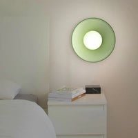 Moderne plafondlamp van glas met een minimalistisch ontwerp