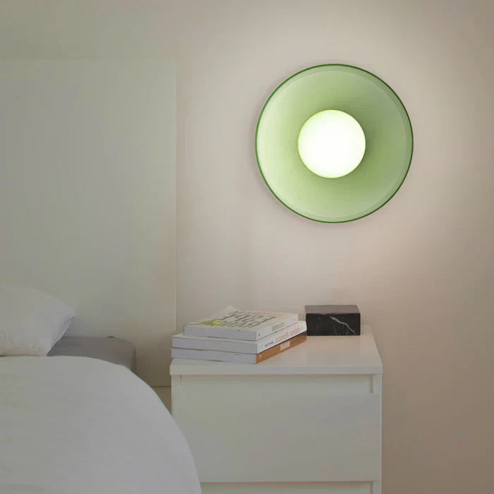 Moderne plafondlamp van glas met een minimalistisch ontwerp