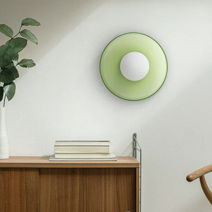 Moderne plafondlamp van glas met een minimalistisch ontwerp