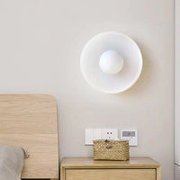 Moderne plafondlamp van glas met een minimalistisch ontwerp