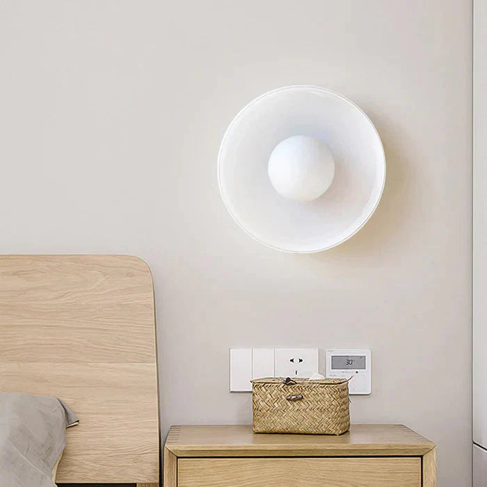 Moderne plafondlamp van glas met een minimalistisch ontwerp