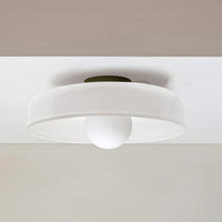 Moderne plafondlamp van glas met een minimalistisch ontwerp