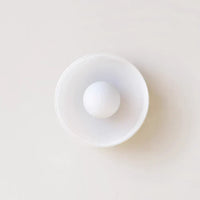Moderne plafondlamp van glas met een minimalistisch ontwerp
