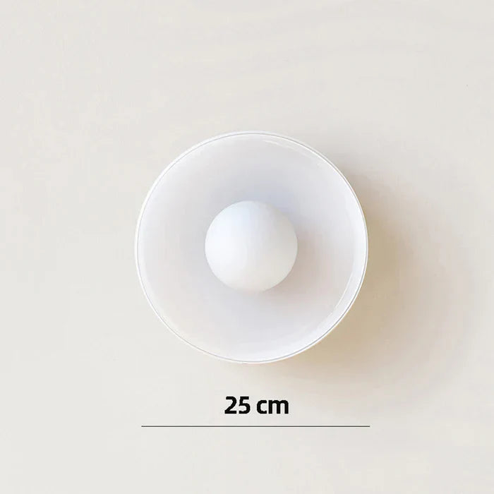 Moderne plafondlamp van glas met een minimalistisch ontwerp
