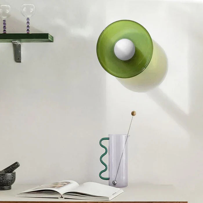 Moderne plafondlamp van glas met een minimalistisch ontwerp