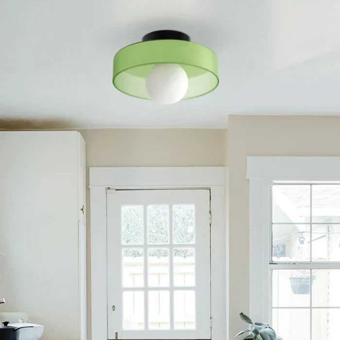 Moderne plafondlamp van glas met een minimalistisch ontwerp