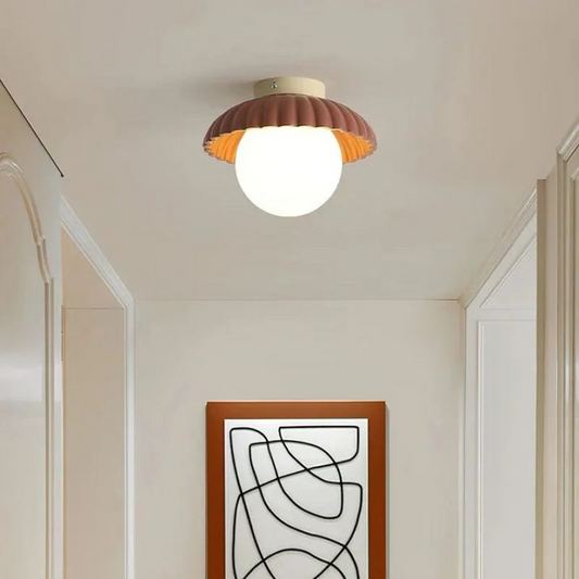 Plafondlamp met opaline kap die warme verlichting biedt in de entree