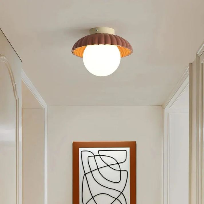Plafondlamp met opaline kap die warme verlichting biedt in de entree