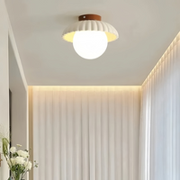 Plafondlamp met opaline kap die warme verlichting biedt in de entree