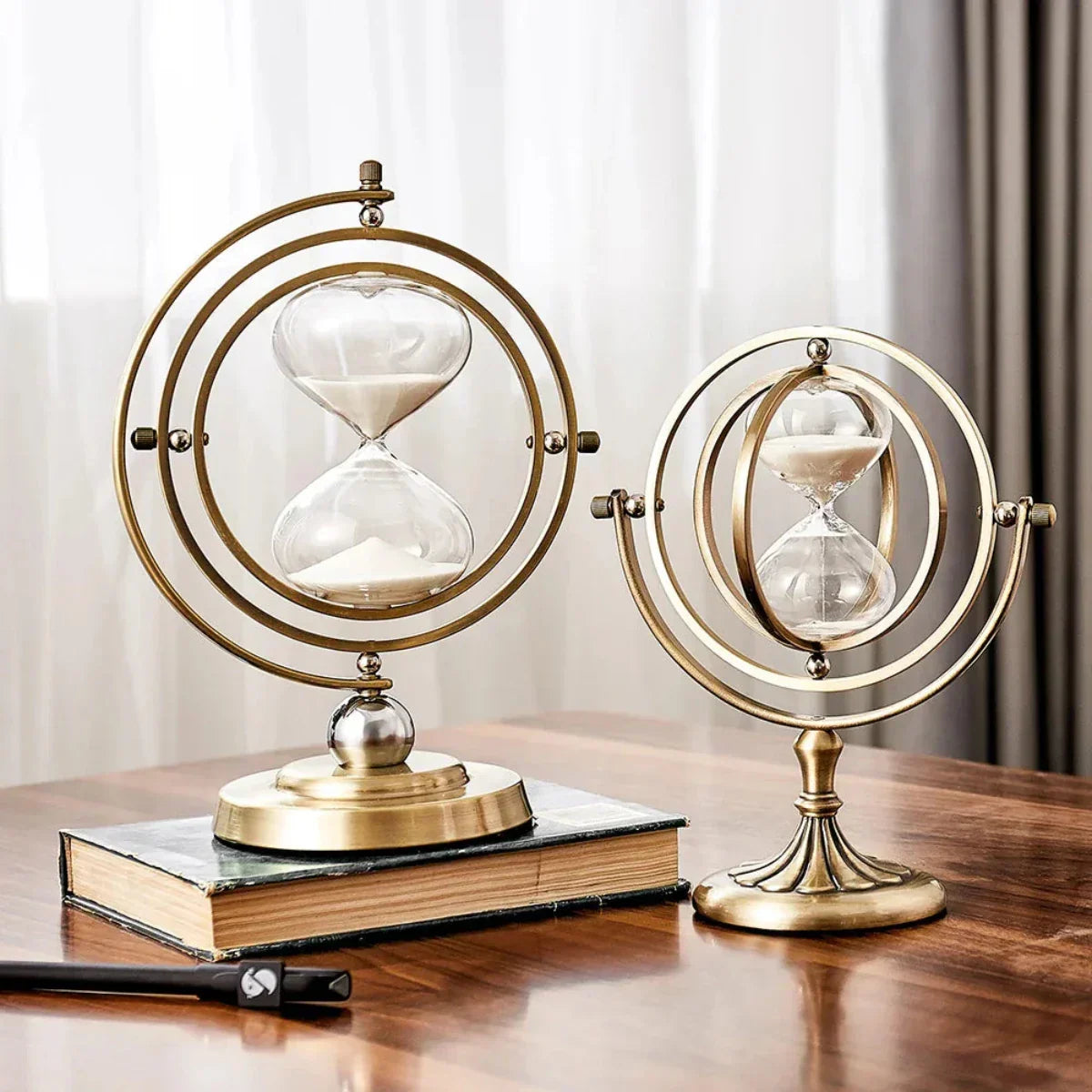 Luxe Zandloper met Elegante Metalen Frame