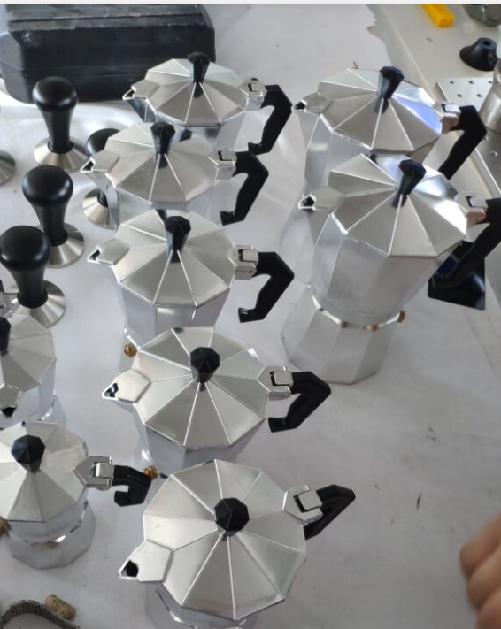 Klassieke Italiaanse espresso maker voor op het fornuis - 12 kopjes Moka-pot