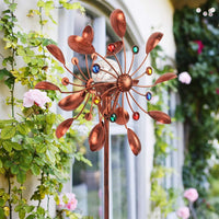 Zonne-energie aangedreven windspinner in glazen bol