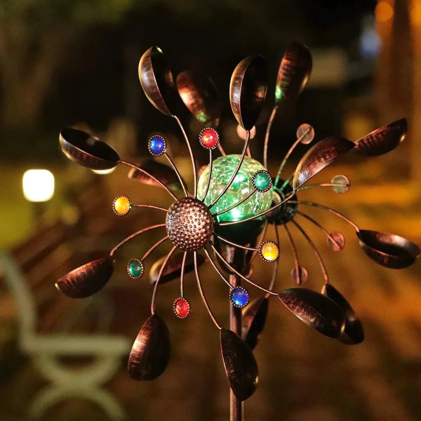 Zonne-energie aangedreven windspinner in glazen bol