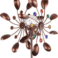 Zonne-energie aangedreven windspinner in glazen bol