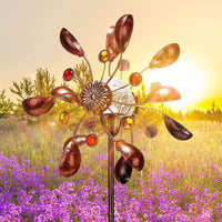 Zonne-energie aangedreven windspinner in glazen bol