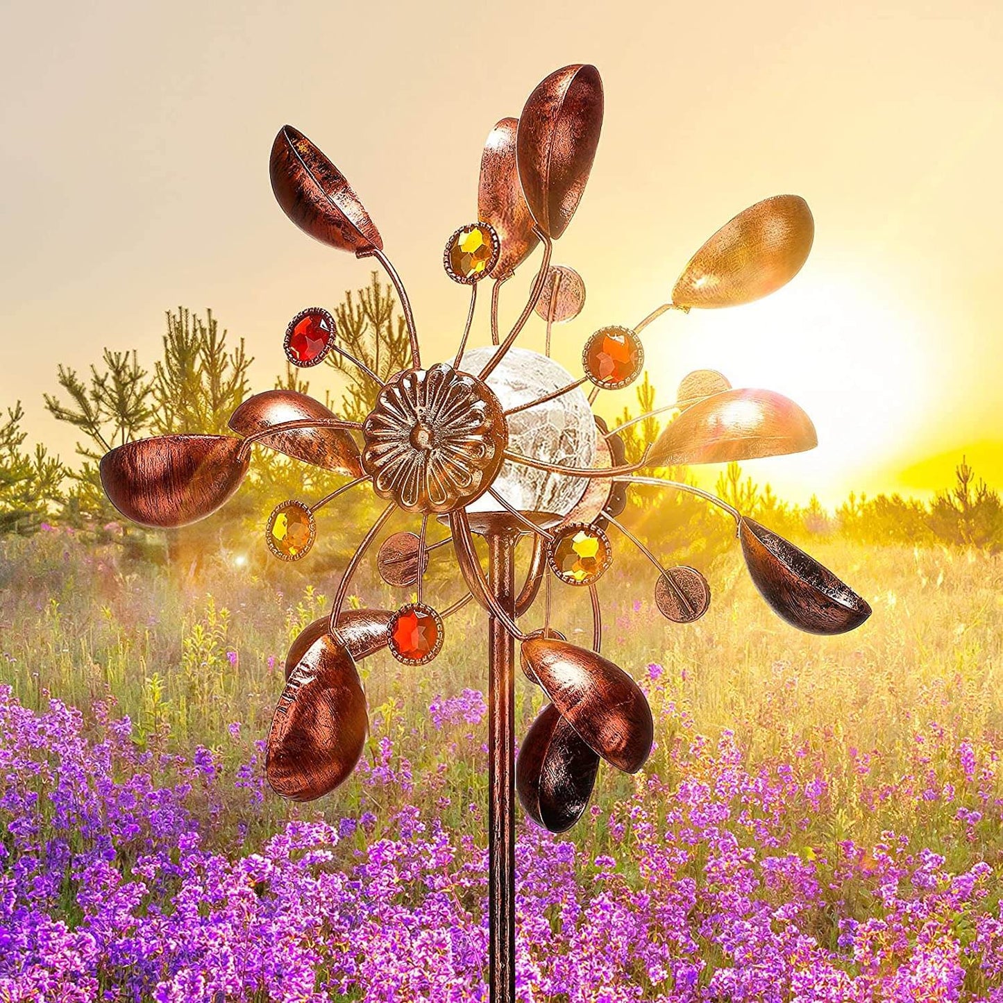 Zonne-energie aangedreven windspinner in glazen bol