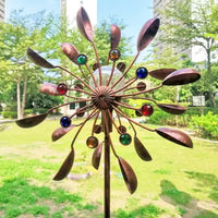 Zonne-energie aangedreven windspinner in glazen bol