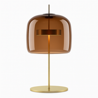 Design tafellamp met LED in goudkleurig metaal en retro glazen kap