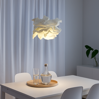Witte papieren design bloem kroonluchters