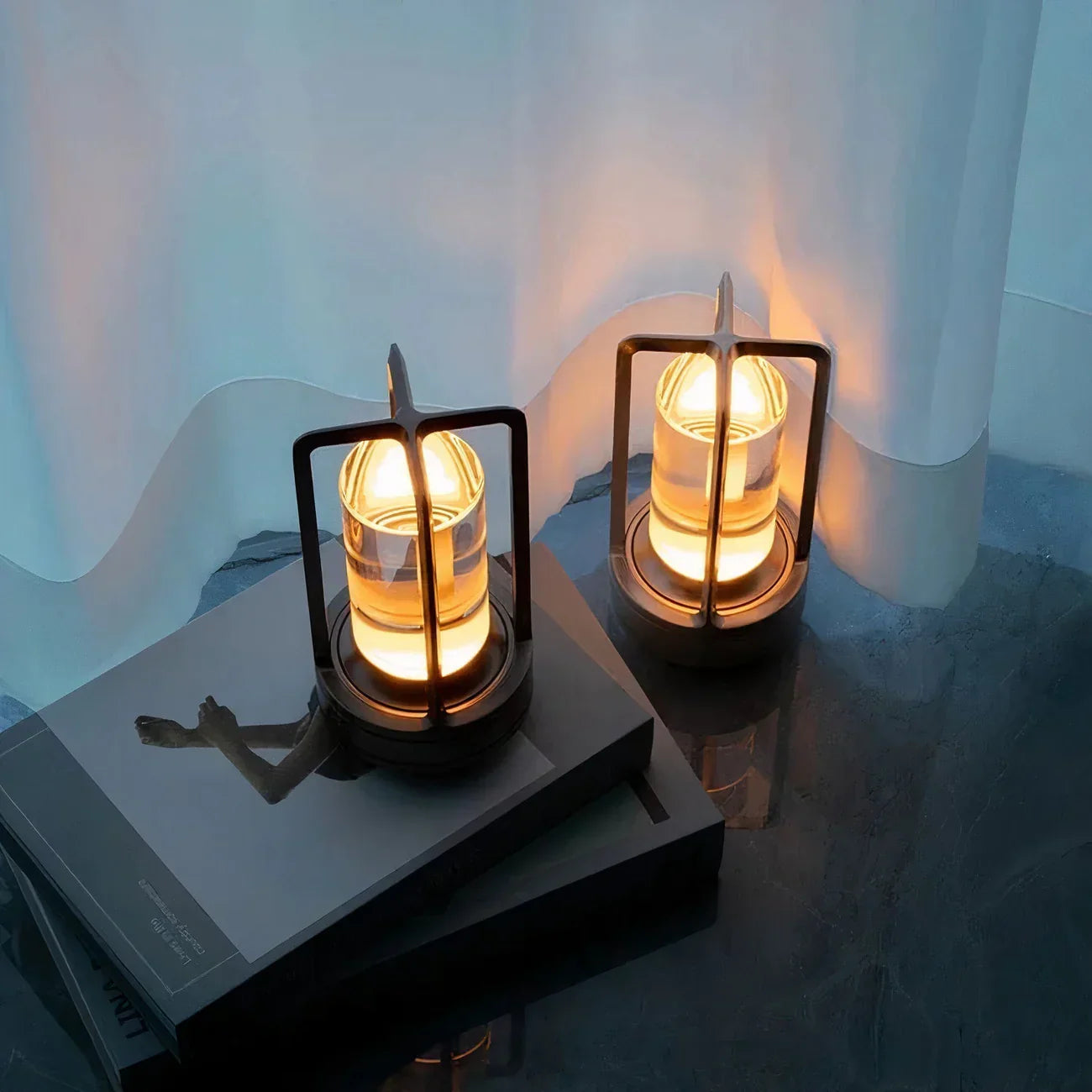 Moderne LED tafellamp met touch-schakelaar en elegant metalen frame