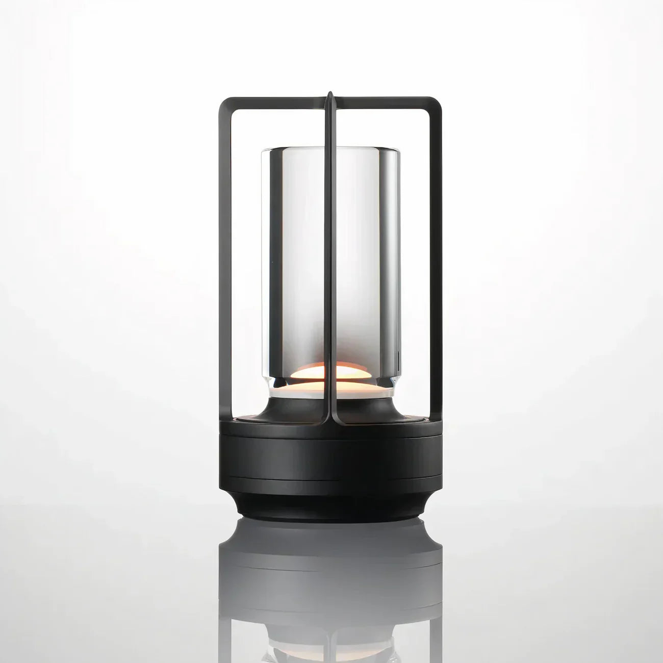 Moderne LED tafellamp met touch-schakelaar en elegant metalen frame