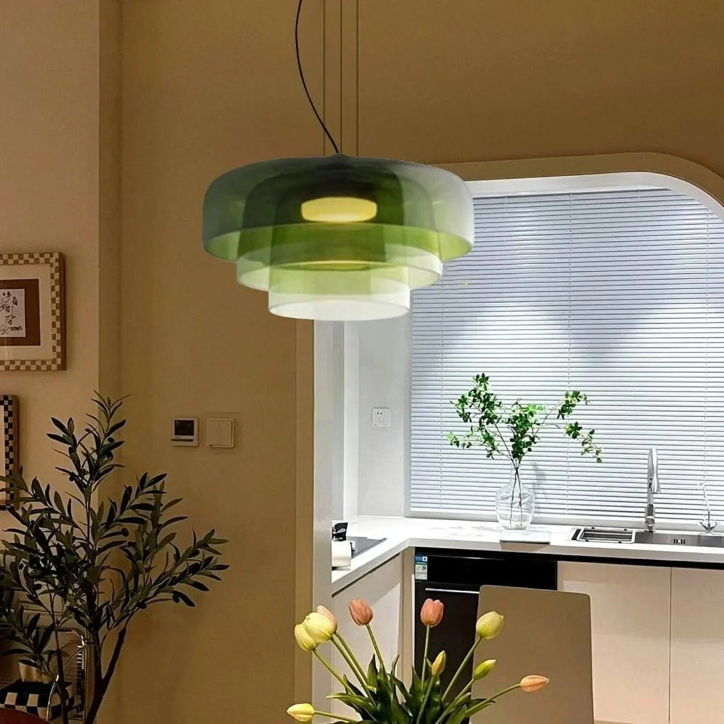 Moderne glazen hanglamp met gelaagd lampenkap – design geïnspireerd op retro stijl