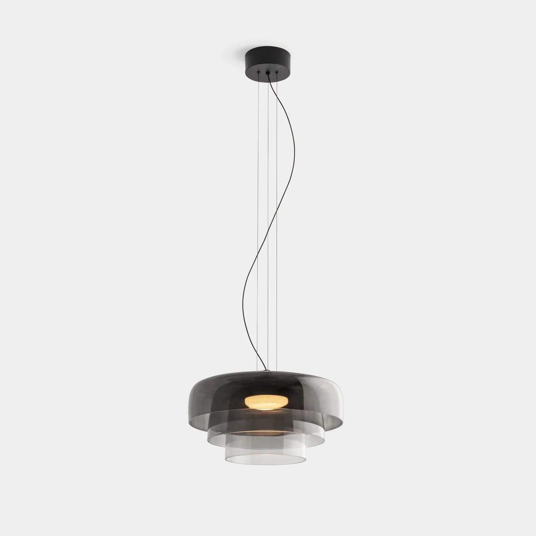 Moderne glazen hanglamp met gelaagd lampenkap – design geïnspireerd op retro stijl