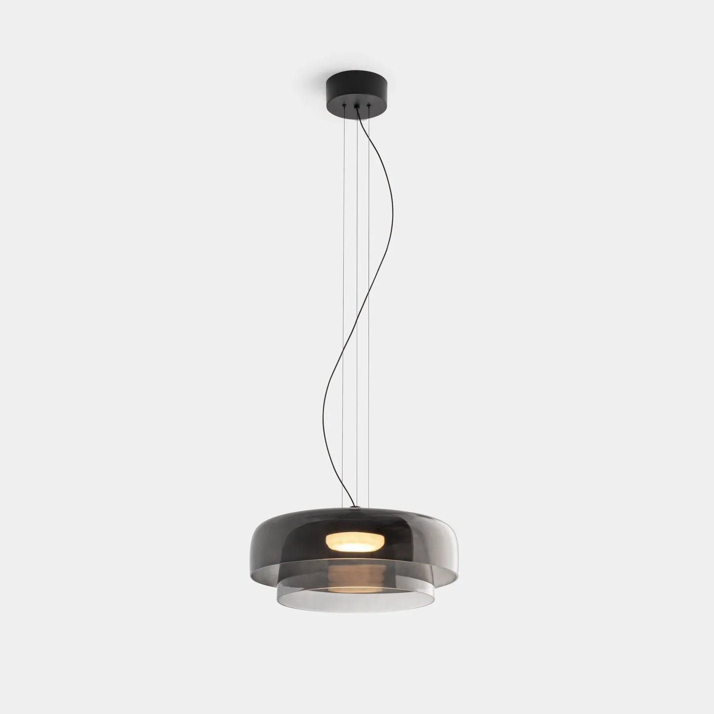 Moderne glazen hanglamp met gelaagd lampenkap – design geïnspireerd op retro stijl