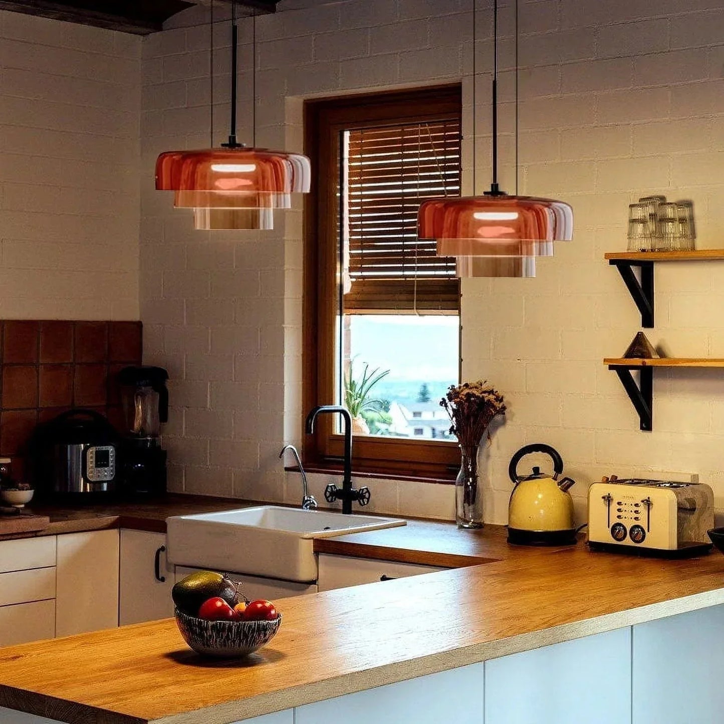 Moderne glazen hanglamp met gelaagd lampenkap – design geïnspireerd op retro stijl