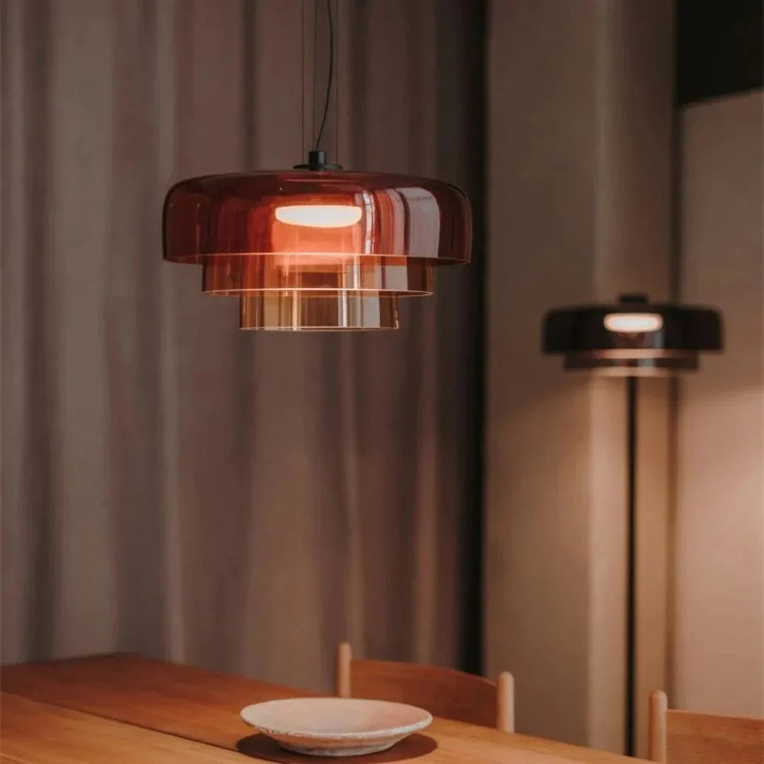 Moderne glazen hanglamp met gelaagd lampenkap – design geïnspireerd op retro stijl