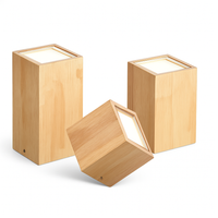 Plafonnier spot met LED cube in hout