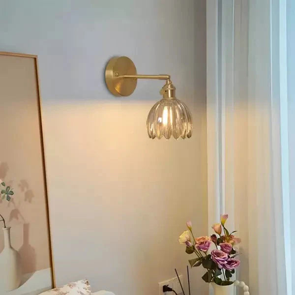Retro wandlamp in de vorm van een tulp bloem – wandlamp met glazen kap en gouden afwerking