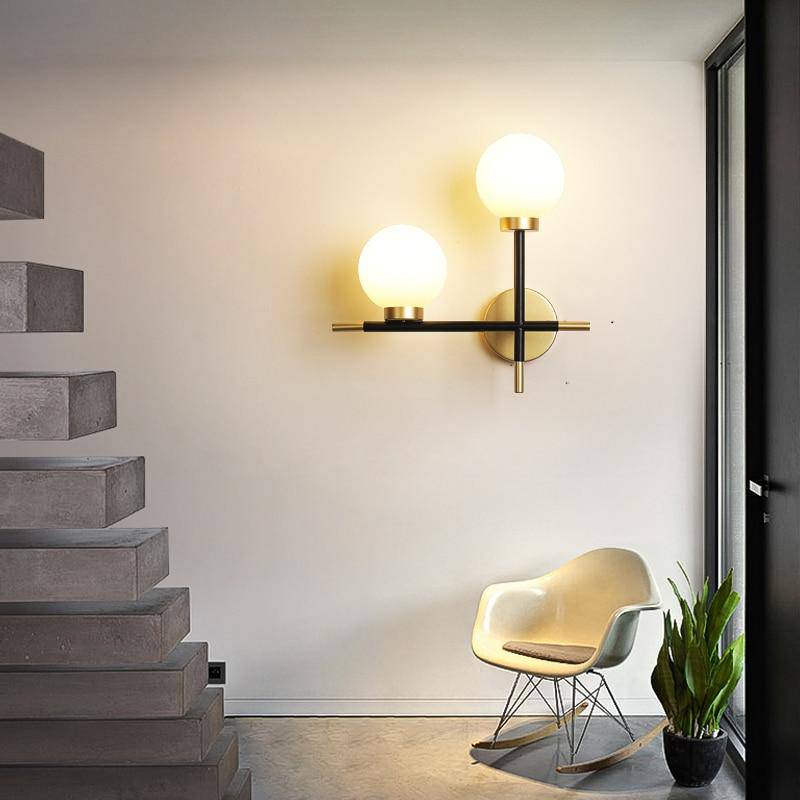 Design LED wandlamp met metalen stangen en glazen bollen