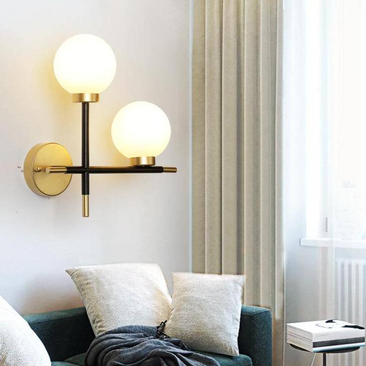 Design LED wandlamp met metalen stangen en glazen bollen